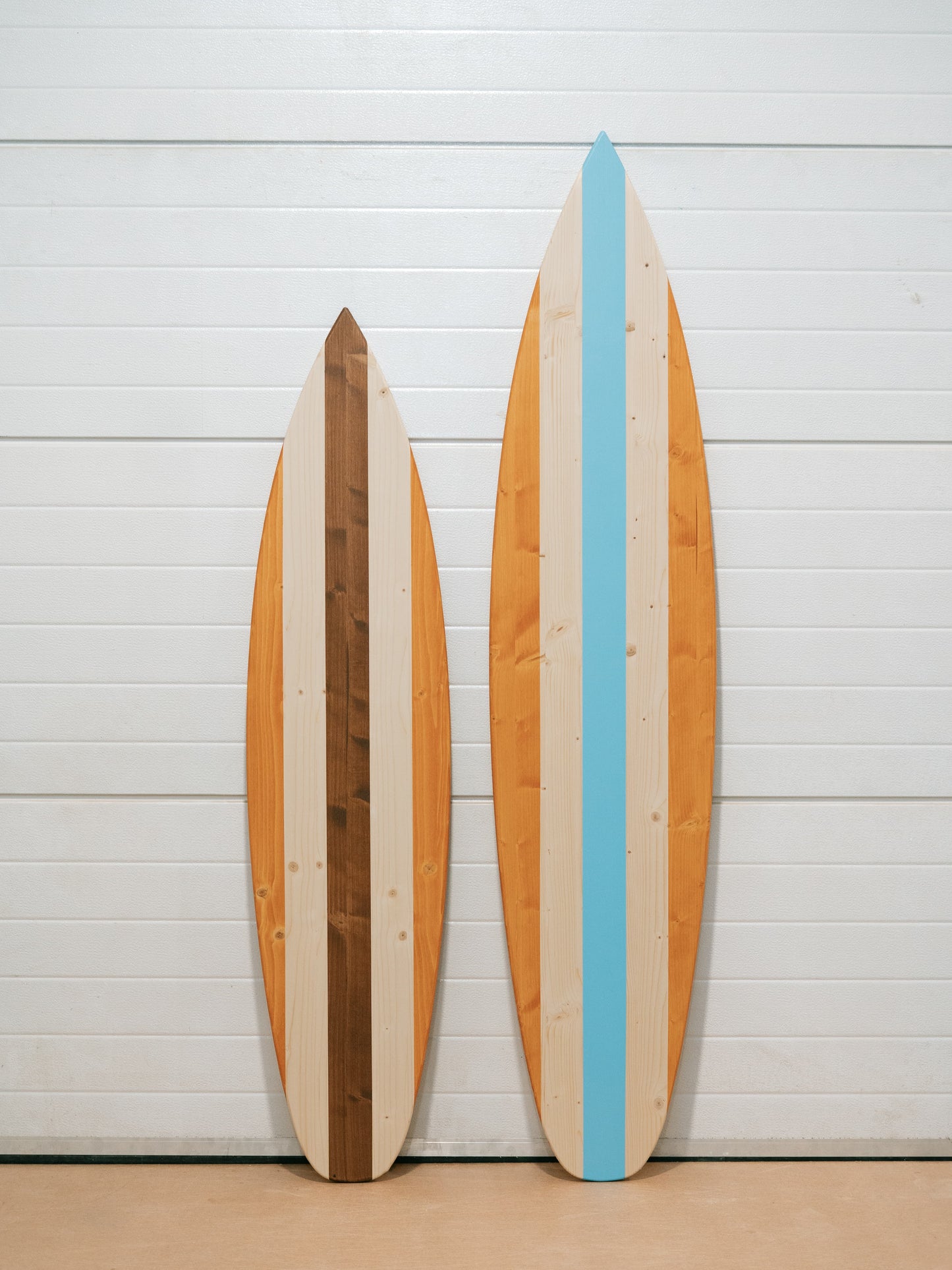 Handcrafted wooden vintage surfboard wall decor with customizable middle stripe, made of sustainable FSC pine wood. Perfect as rustic coastal home accent, nautical beach house wall art, or unique surfer gift. This large decorative surfboard is ideal for living rooms, patios, weddings, surf shacks, or DIY projects, bringing tropical vibes and retro surf style to any space.