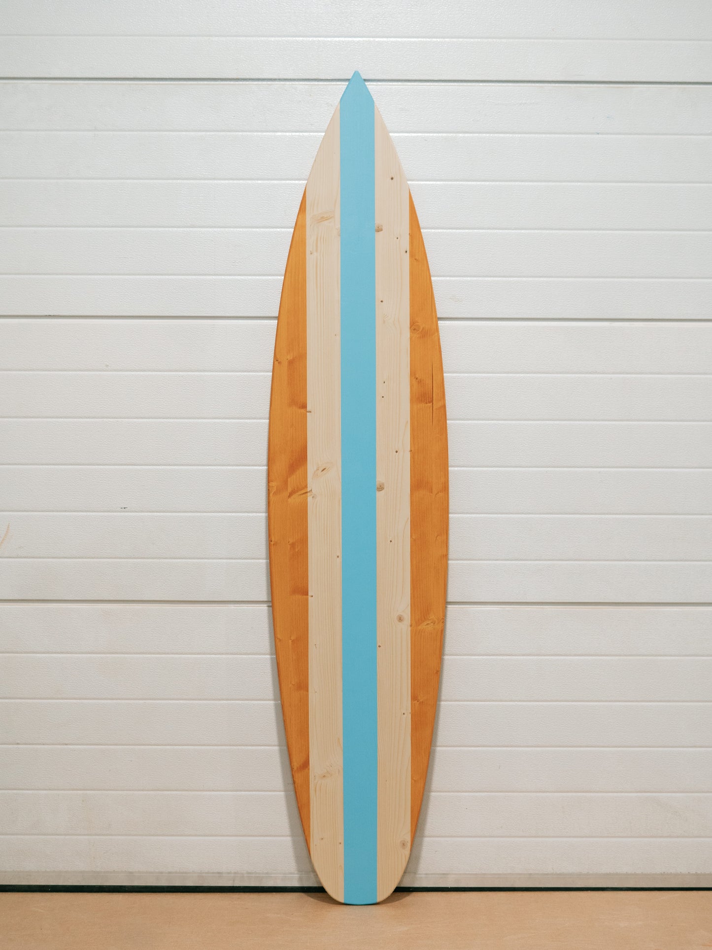 Tabla de surf decorativa vintage de madera con franja central personalizable, fabricada en madera FSC sostenible. Perfecta como acento rústico para casas de playa, decoración náutica o regalo único para surfistas. Esta gran tabla de surf decorativa aporta vibraciones tropicales y estilo retro surfero a salones, terrazas, bodas, chiringuitos de surf o proyectos de bricolaje.