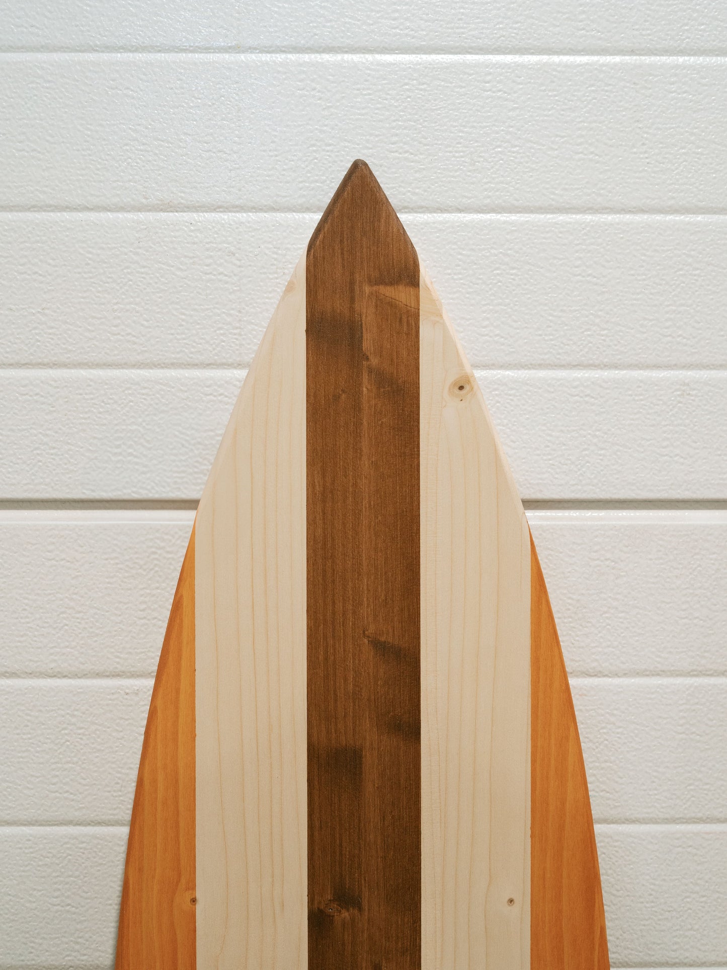 Handgefertigtes dekoratives Vintage-Surfbrett aus Holz mit anpassbarem Mittelstreifen, hergestellt aus nachhaltigem FSC-Kiefernholz. Ideal als rustikales Küsten-Wanddekor, nautischer Strandhausakzent oder einzigartiges Surfergeschenk. Dieses große Dekobrett bringt tropisches Flair und Retro-Surf-Stil in Wohnzimmer, Terrassen, Hochzeiten, Surfhütten oder DIY-Projekte.