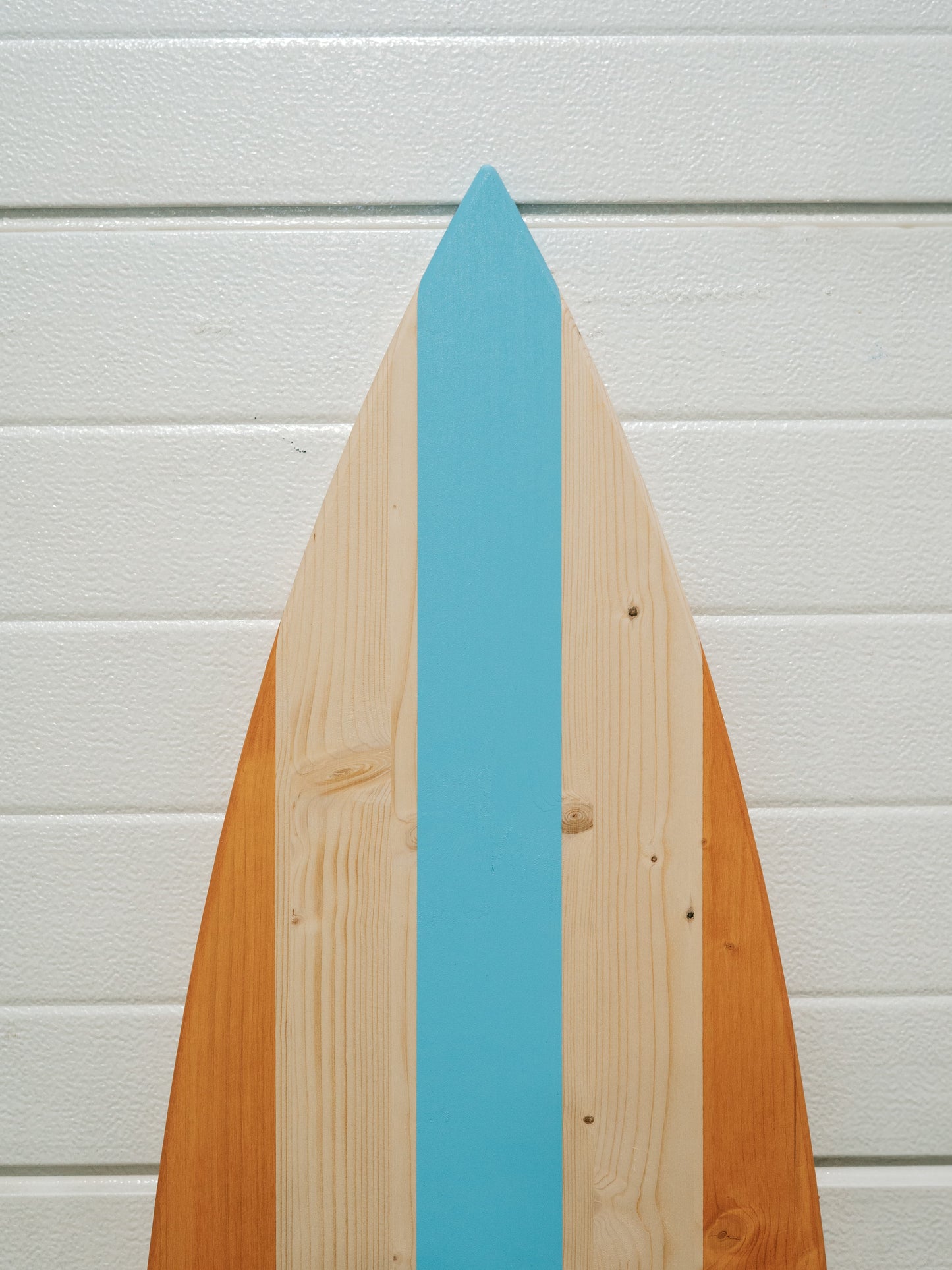 Tavola da surf vintage decorativa in legno con fascia centrale personalizzabile, realizzata in legno FSC sostenibile. Perfetta come decorazione costiera rustica, ornamento nautico o regalo originale per surfisti. Questa grande tavola da surf decorativa è ideale per salotti, terrazze, matrimoni, surf house o progetti creativi, aggiungendo vibrazioni tropicali e stile retrò a qualsiasi ambiente