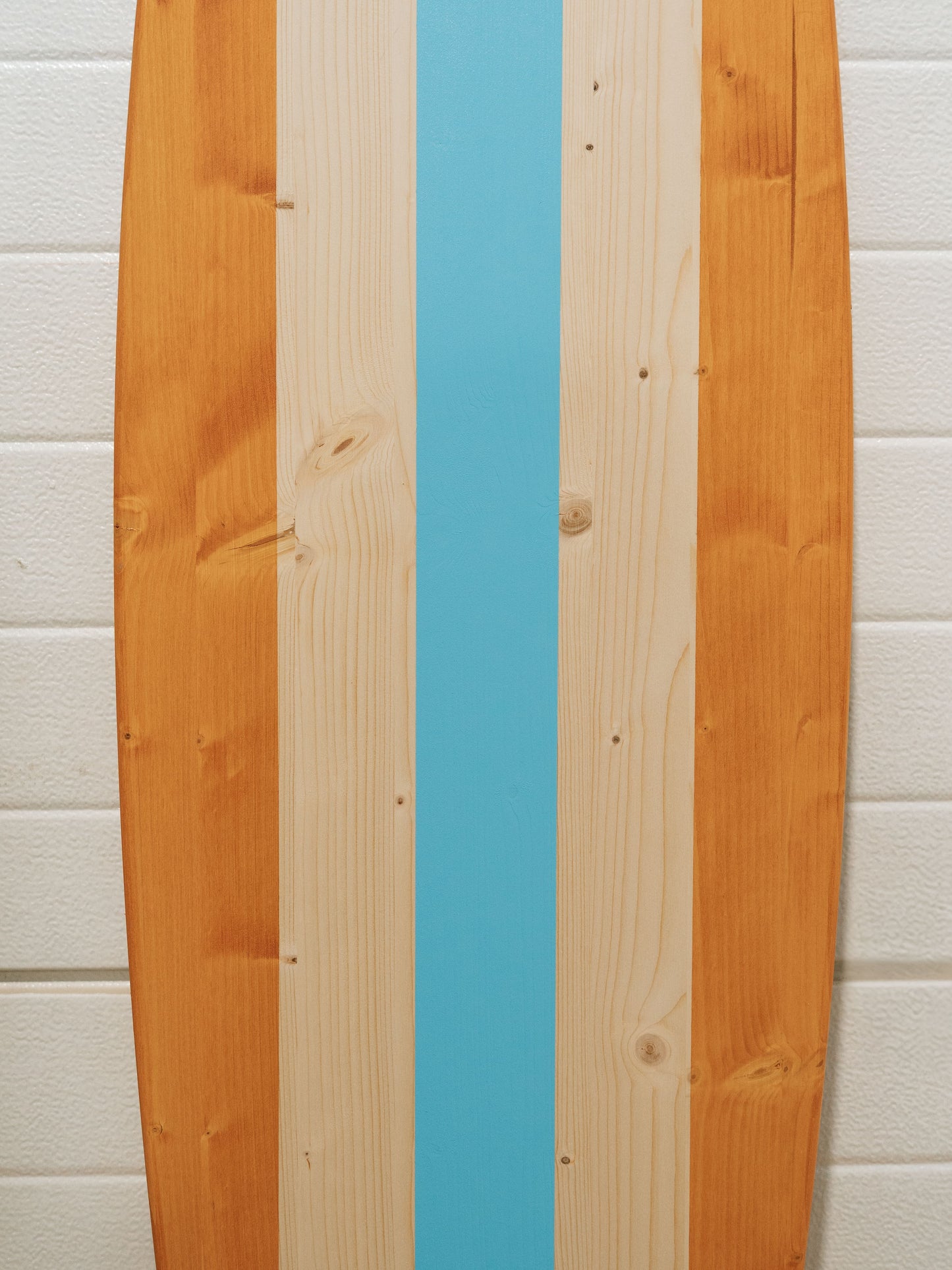 Décoration murale vintage en bois en forme de planche de surf avec bande centrale personnalisable, fabriquée en bois FSC durable. Parfaite comme accent rustique pour maison de plage, décoration côtière ou cadeau unique pour surfeur. Cette grande planche décorative apporte des ambiances tropicales et un style rétro surf à un salon, une terrasse, un mariage, une cabane de plage ou un projet créatif.