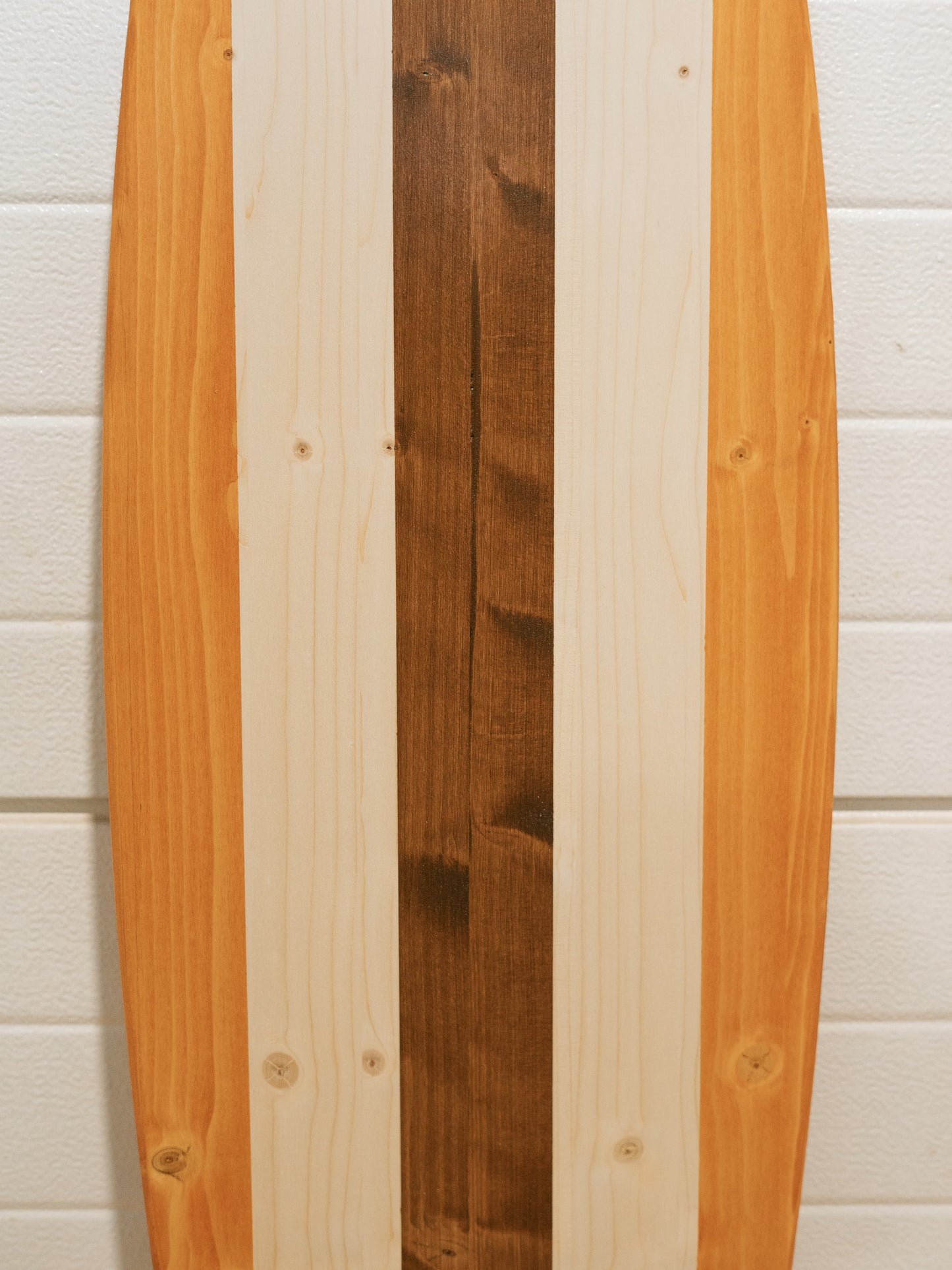 Tabla de surf decorativa vintage de madera con franja central personalizable, fabricada en madera FSC sostenible. Perfecta como acento rústico para casas de playa, decoración náutica o regalo único para surfistas. Esta gran tabla de surf decorativa aporta vibraciones tropicales y estilo retro surfero a salones, terrazas, bodas, chiringuitos de surf o proyectos de bricolaje.