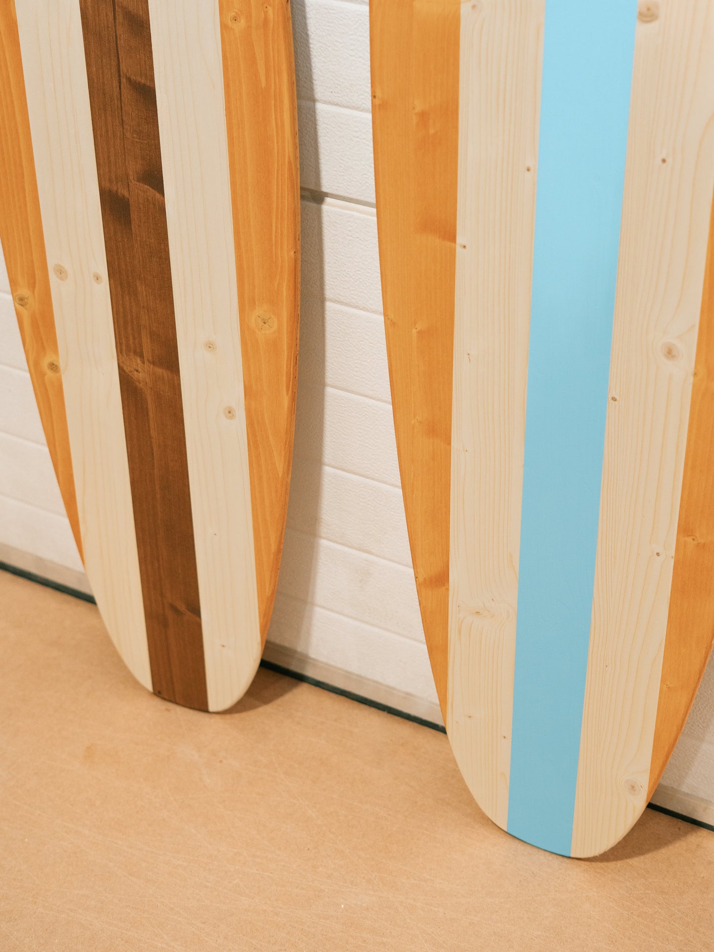 Handgemaakt houten vintage surfplank wanddecor met aanpasbare middenstreep, vervaardigd uit duurzaam FSC-dennenhout. Perfect als rustieke kustdecoratie, nautisch strandhuisaccent of uniek cadeau voor surfers. Deze grote decoratieve surfplank is ideaal voor woonkamers, terrassen, bruiloften, surfhutten of creatieve projecten en voegt tropische sfeer en retro surfstijl toe aan elke ruimte.