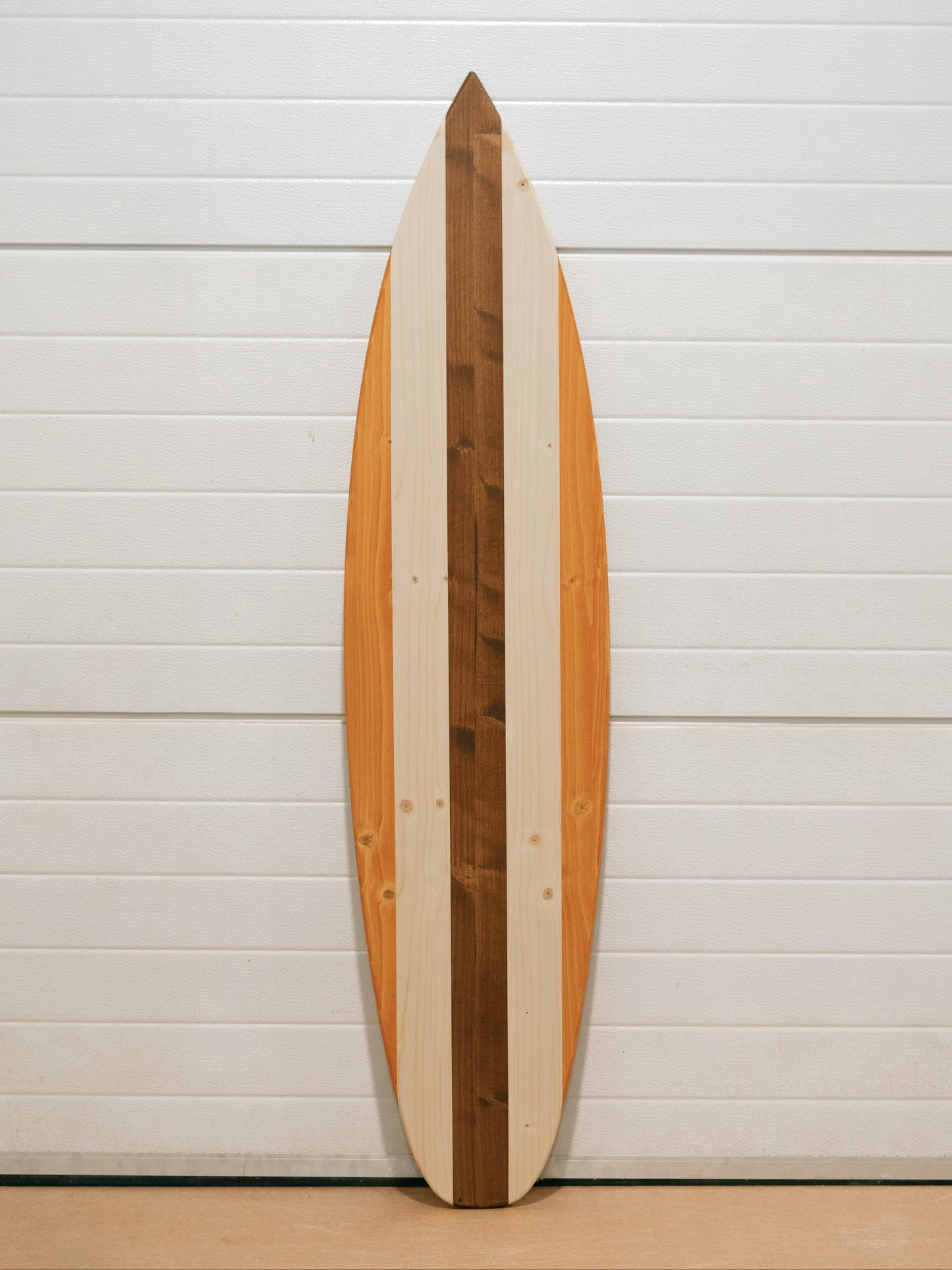 Handgemaakt houten vintage surfplank wanddecor met aanpasbare middenstreep, vervaardigd uit duurzaam FSC-dennenhout. Perfect als rustieke kustdecoratie, nautisch strandhuisaccent of uniek cadeau voor surfers. Deze grote decoratieve surfplank is ideaal voor woonkamers, terrassen, bruiloften, surfhutten of creatieve projecten en voegt tropische sfeer en retro surfstijl toe aan elke ruimte.