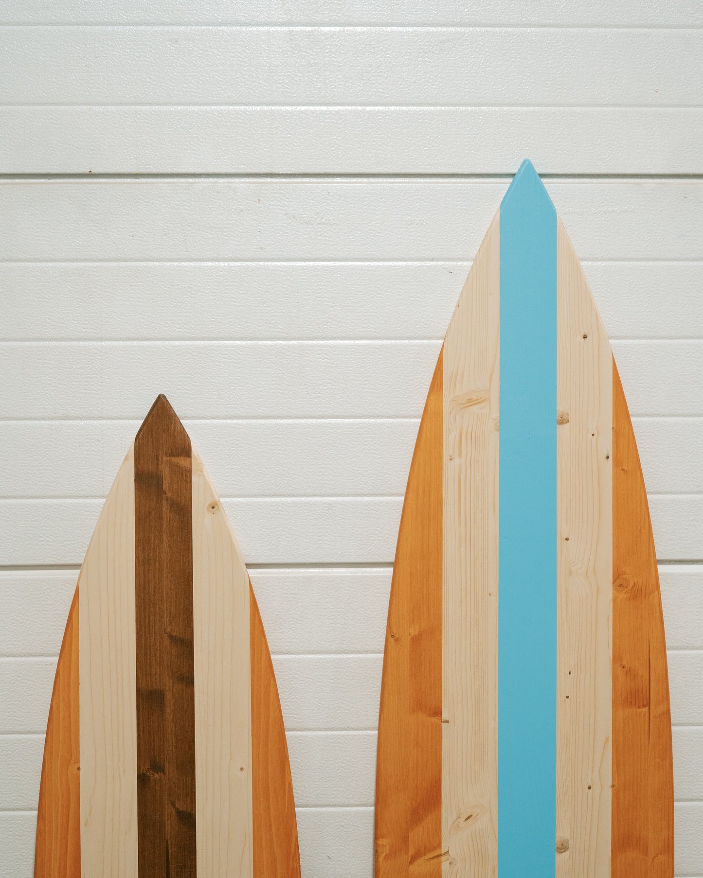 Handgefertigtes dekoratives Vintage-Surfbrett aus Holz mit anpassbarem Mittelstreifen, hergestellt aus nachhaltigem FSC-Kiefernholz. Ideal als rustikales Küsten-Wanddekor, nautischer Strandhausakzent oder einzigartiges Surfergeschenk. Dieses große Dekobrett bringt tropisches Flair und Retro-Surf-Stil in Wohnzimmer, Terrassen, Hochzeiten, Surfhütten oder DIY-Projekte