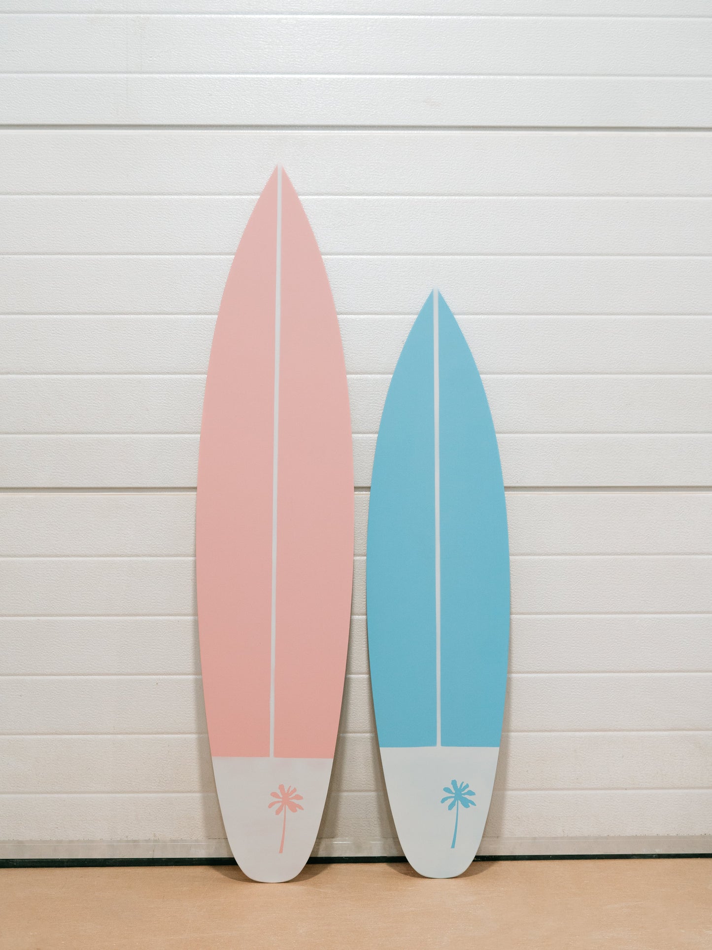 Tabla de surf de madera hecha a mano con diseño rústico a rayas, ideal para surfistas, amantes del estilo boho y decoración costera. Una pieza única que aporta ambiente playero y encanto vintage de la cultura surf a cualquier salón, dormitorio o casa de playa.
