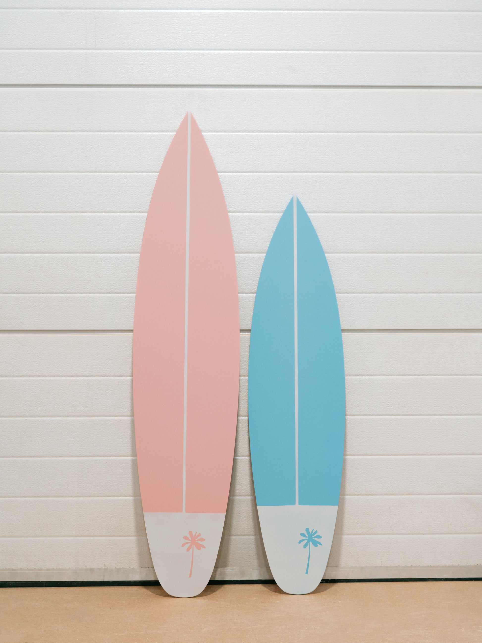 Tabla de surf de madera hecha a mano con diseño rústico a rayas, ideal para surfistas, amantes del estilo boho y decoración costera. Una pieza única que aporta ambiente playero y encanto vintage de la cultura surf a cualquier salón, dormitorio o casa de playa.