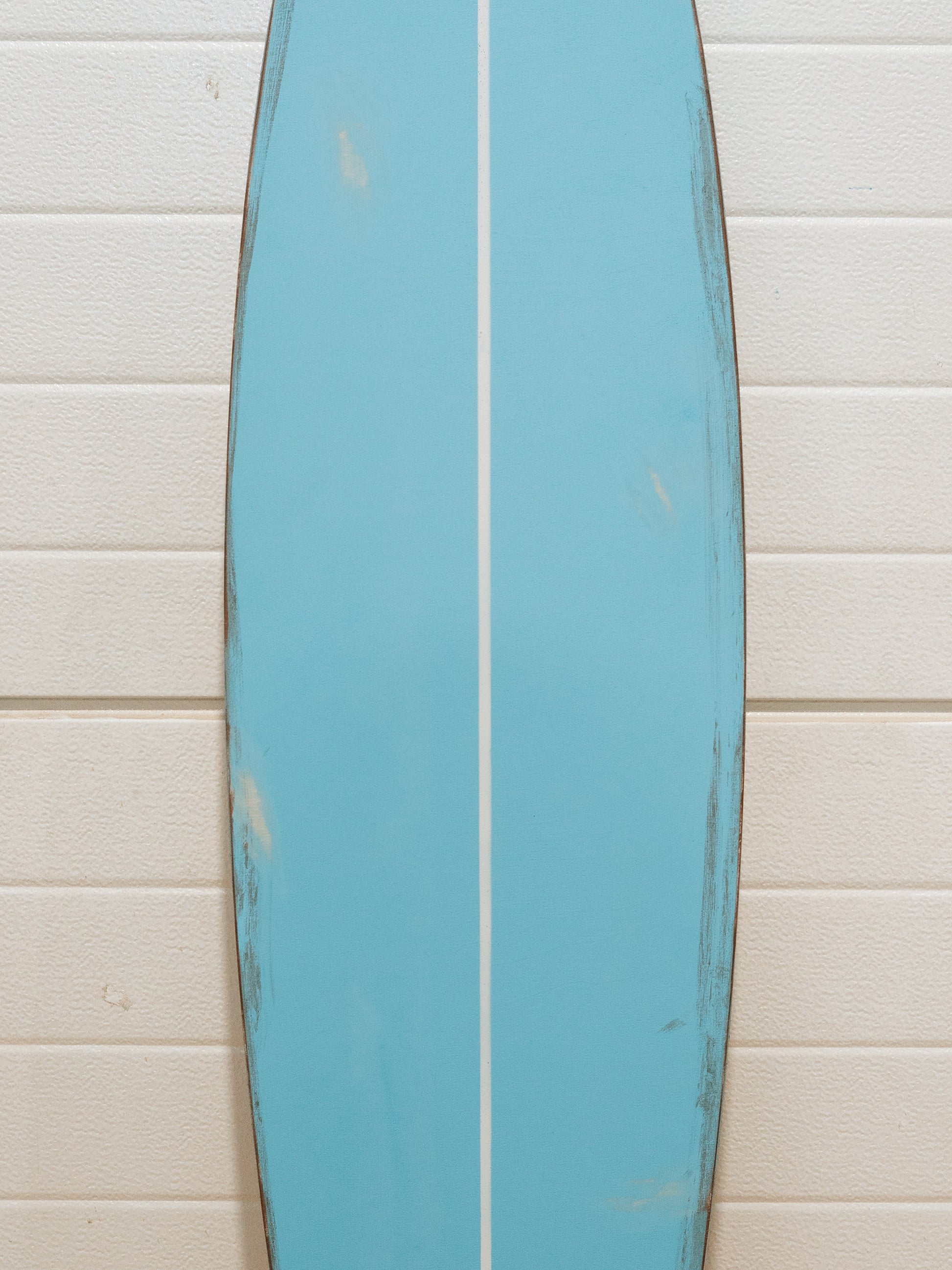 decorazione surf vintage
tavola da surf murale
arredamento casa al mare
tavola in legno rustica
arte costiera