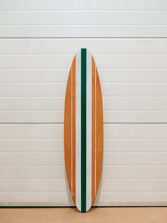 Decoración de pared de tabla de surf vintage de madera hecha a mano con diseño clásico de rayas verdes y blancas, perfecta como decoración costera, acento rústico para casas de playa o adorno náutico de estilo rústico. Esta tabla retro es ideal para salones, terrazas, chiringuitos de surf y casas junto al mar. Una pieza única de pared hecha a mano es un regalo original para surfistas y amantes del océano, que aporta vibraciones tropicales y encanto rústico a cualquier espacio interior o exterior.