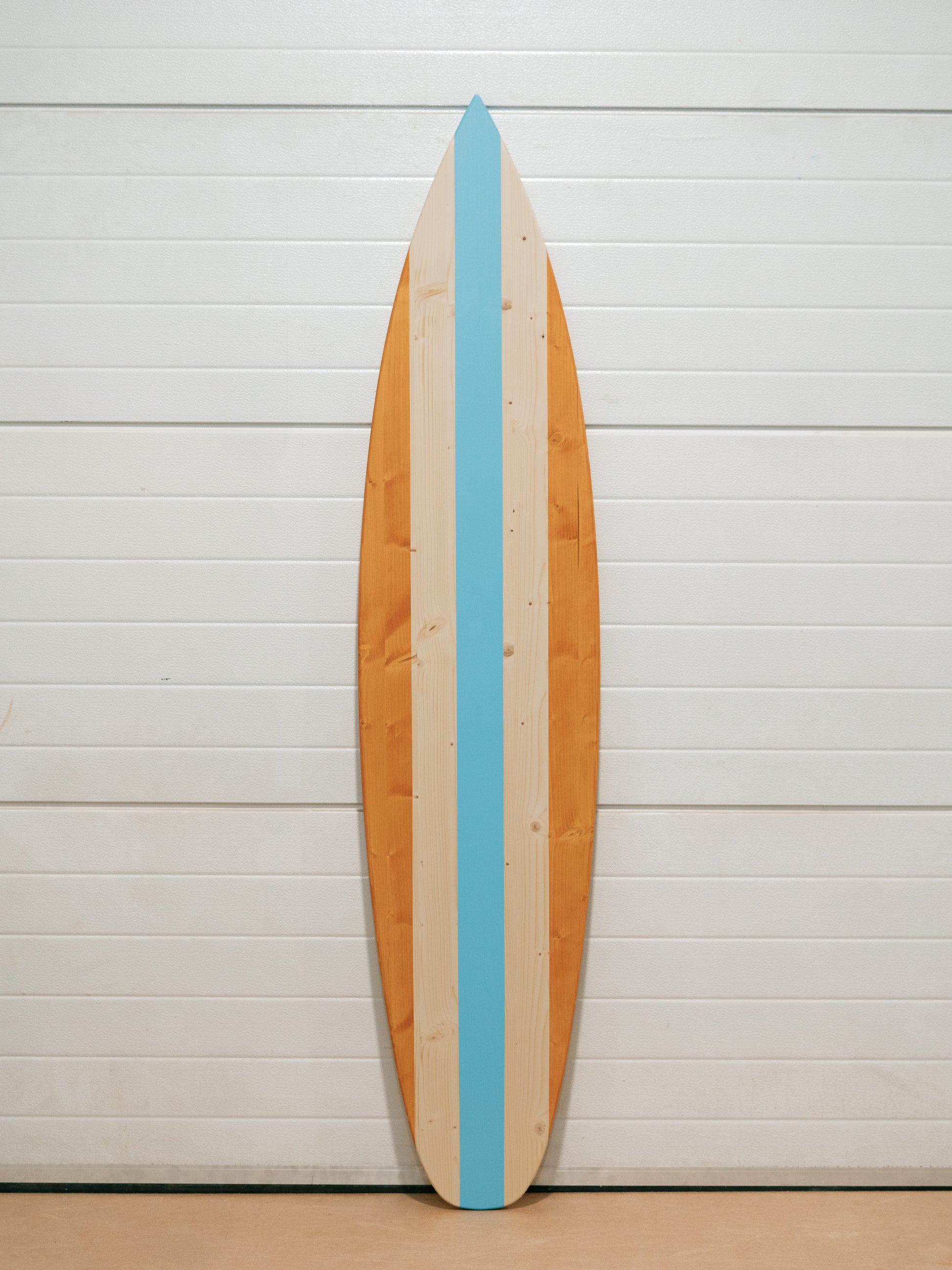 Tabla de surf decorativa vintage de madera con franja central personalizable, fabricada en madera FSC sostenible. Perfecta como acento rústico para casas de playa, decoración náutica o regalo único para surfistas. Esta gran tabla de surf decorativa aporta vibraciones tropicales y estilo retro surfero a salones, terrazas, bodas, chiringuitos de surf o proyectos de bricolaje.