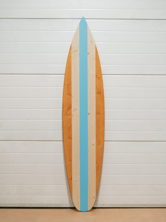 Tabla de surf decorativa vintage de madera con franja central personalizable, fabricada en madera FSC sostenible. Perfecta como acento rústico para casas de playa, decoración náutica o regalo único para surfistas. Esta gran tabla de surf decorativa aporta vibraciones tropicales y estilo retro surfero a salones, terrazas, bodas, chiringuitos de surf o proyectos de bricolaje.