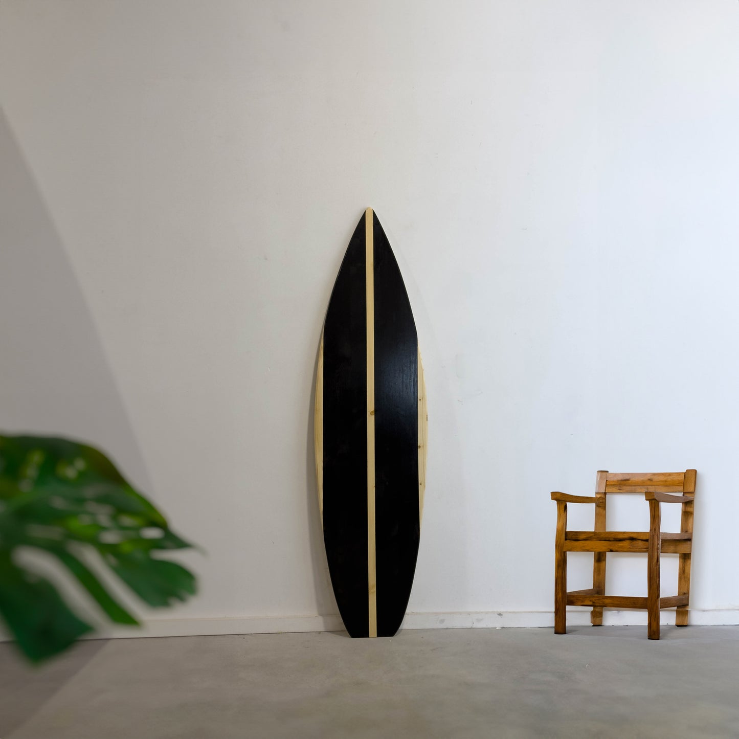 Dekoratives Surfbrett aus Holz als Wandkunst