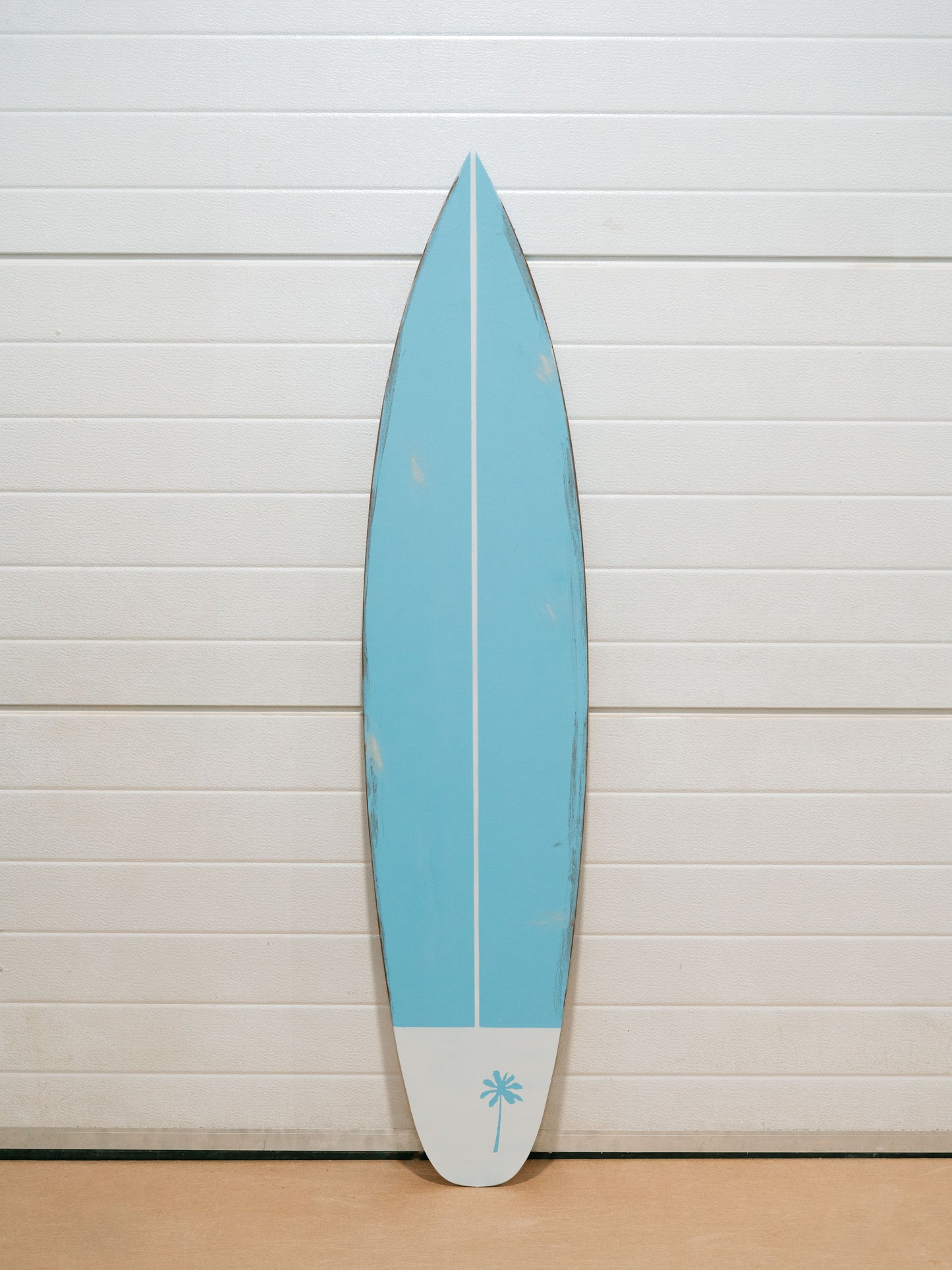 surfplank muurdecoratie
vintage surfkunst
strandhuis decoratie
houten surfplank design
kuststijl wanddecor
