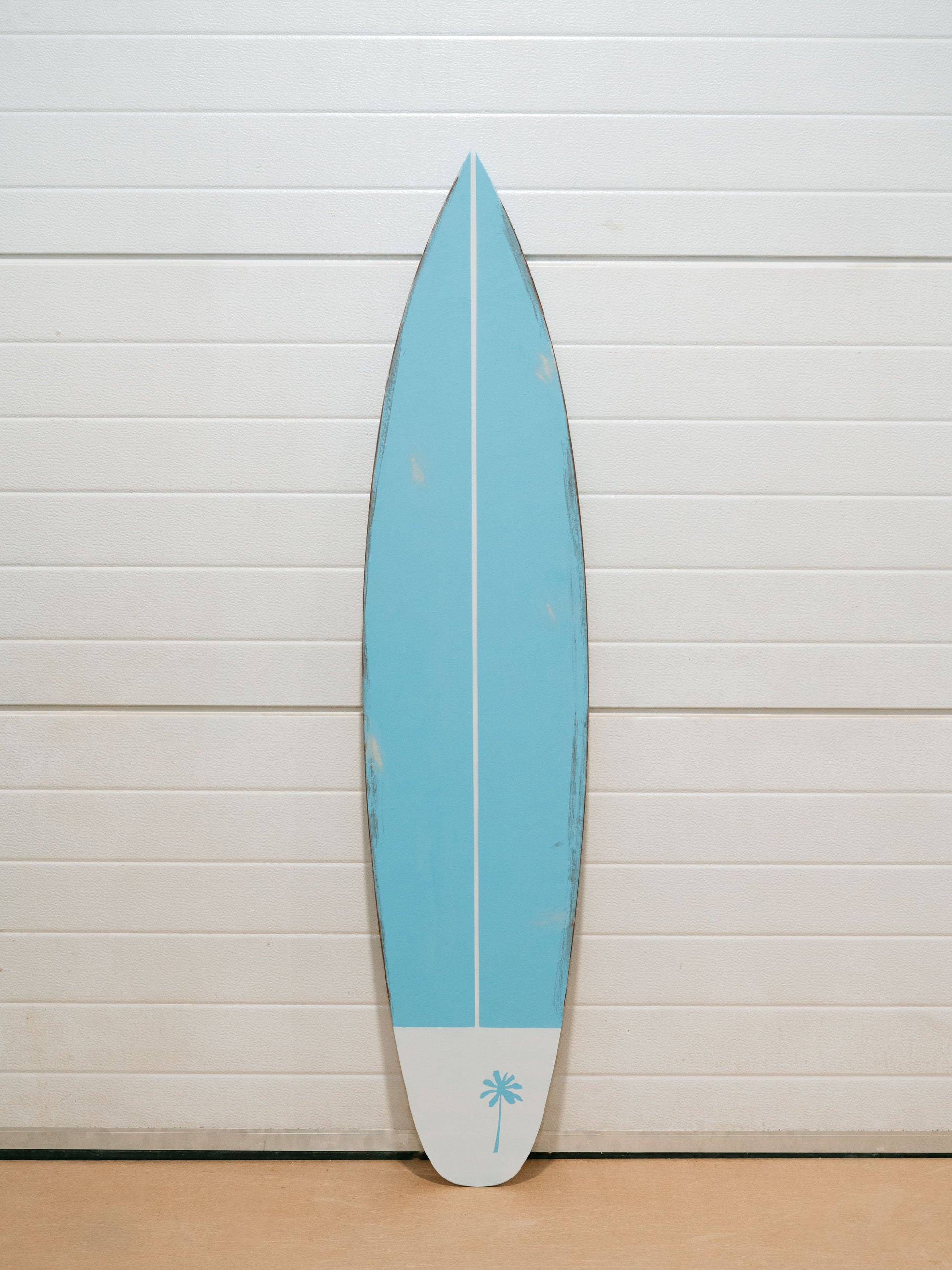 surfplank muurdecoratie
vintage surfkunst
strandhuis decoratie
houten surfplank design
kuststijl wanddecor