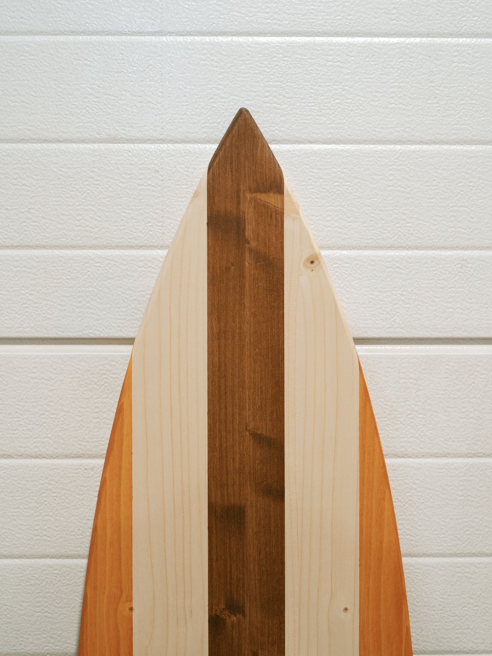 Handgefertigtes dekoratives Vintage-Surfbrett aus Holz mit anpassbarem Mittelstreifen, hergestellt aus nachhaltigem FSC-Kiefernholz. Ideal als rustikales Küsten-Wanddekor, nautischer Strandhausakzent oder einzigartiges Surfergeschenk. Dieses große Dekobrett bringt tropisches Flair und Retro-Surf-Stil in Wohnzimmer, Terrassen, Hochzeiten, Surfhütten oder DIY-Projekte.