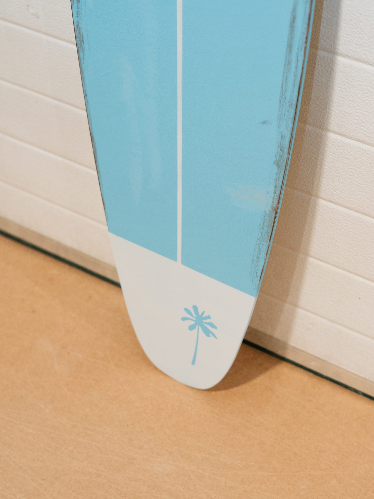 décoration surf rétro
planche de surf murale
déco maison de plage
planche en bois vintage
style côtier