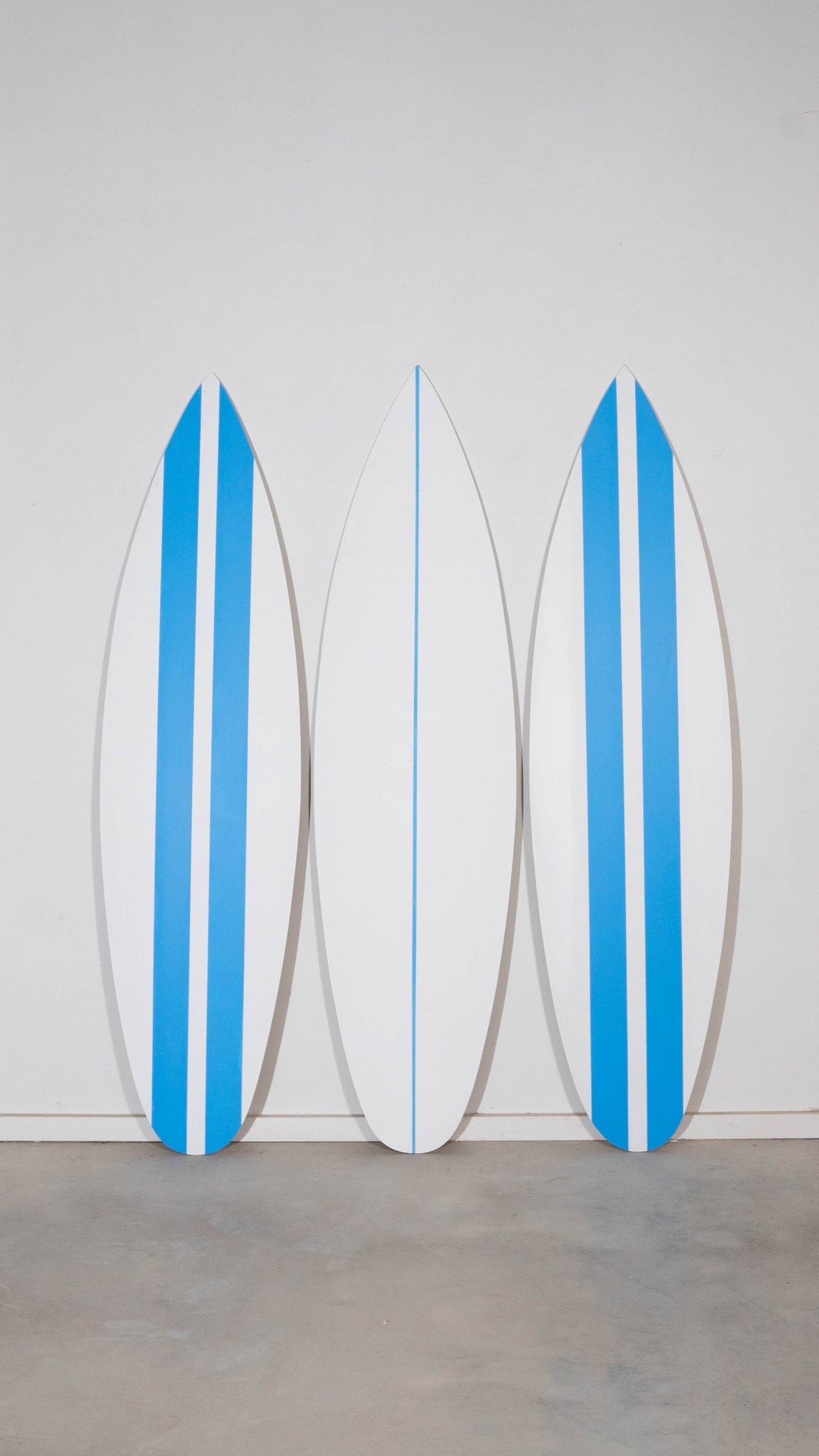 Planche de surf décorative blanche avec détails bleus