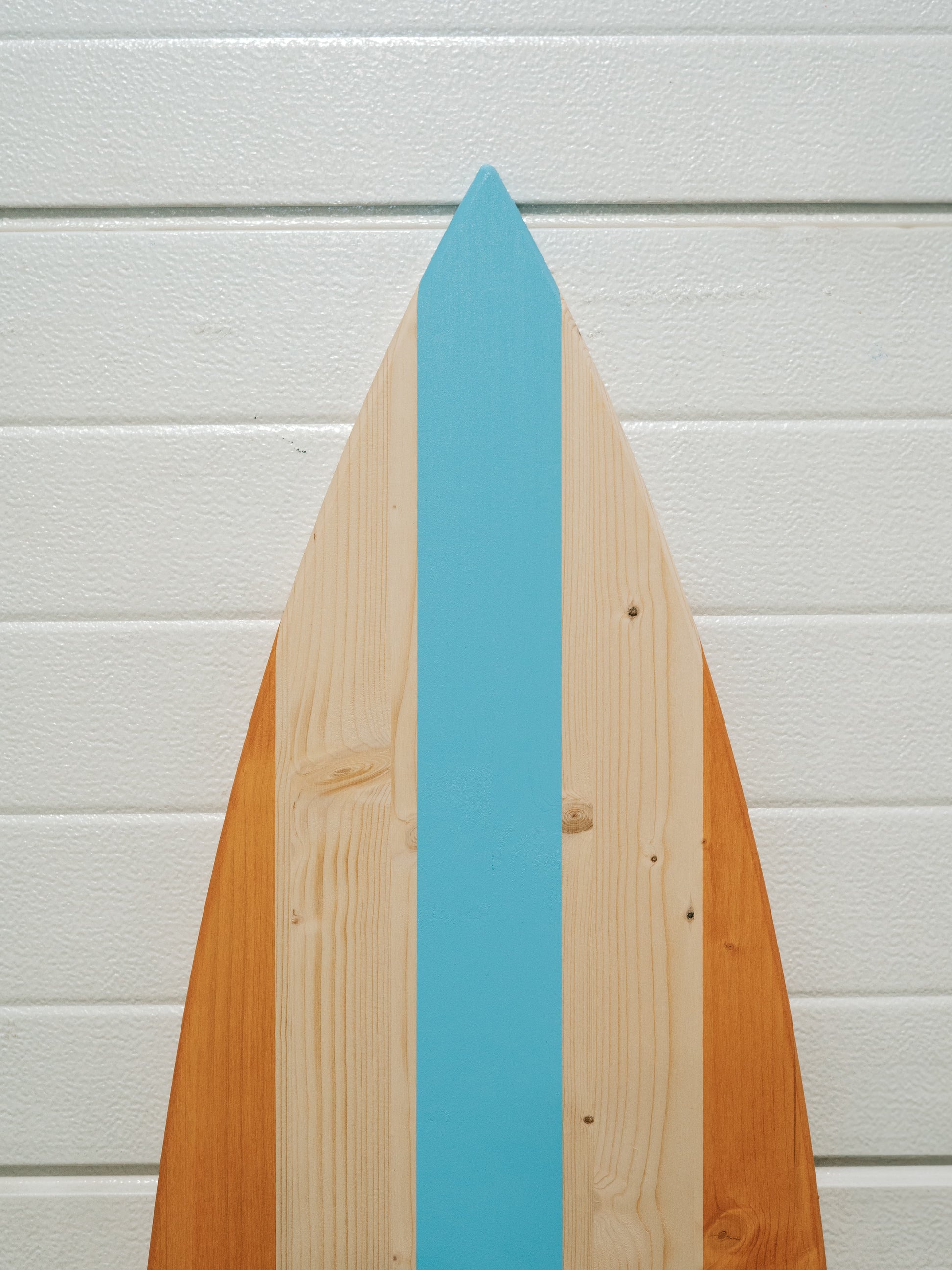 Tavola da surf vintage decorativa in legno con fascia centrale personalizzabile, realizzata in legno FSC sostenibile. Perfetta come decorazione costiera rustica, ornamento nautico o regalo originale per surfisti. Questa grande tavola da surf decorativa è ideale per salotti, terrazze, matrimoni, surf house o progetti creativi, aggiungendo vibrazioni tropicali e stile retrò a qualsiasi ambiente
