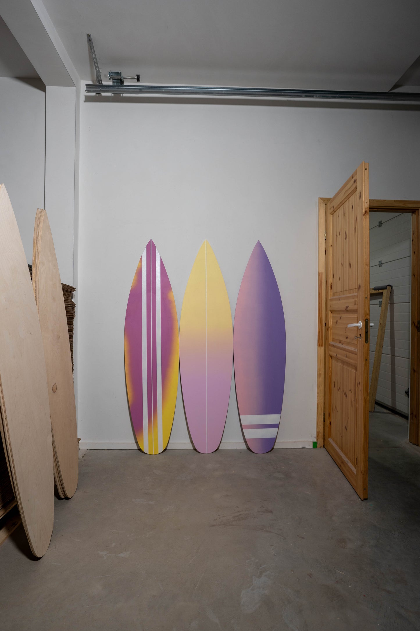 Décoration murale en bois avec planche de surf en dégradé