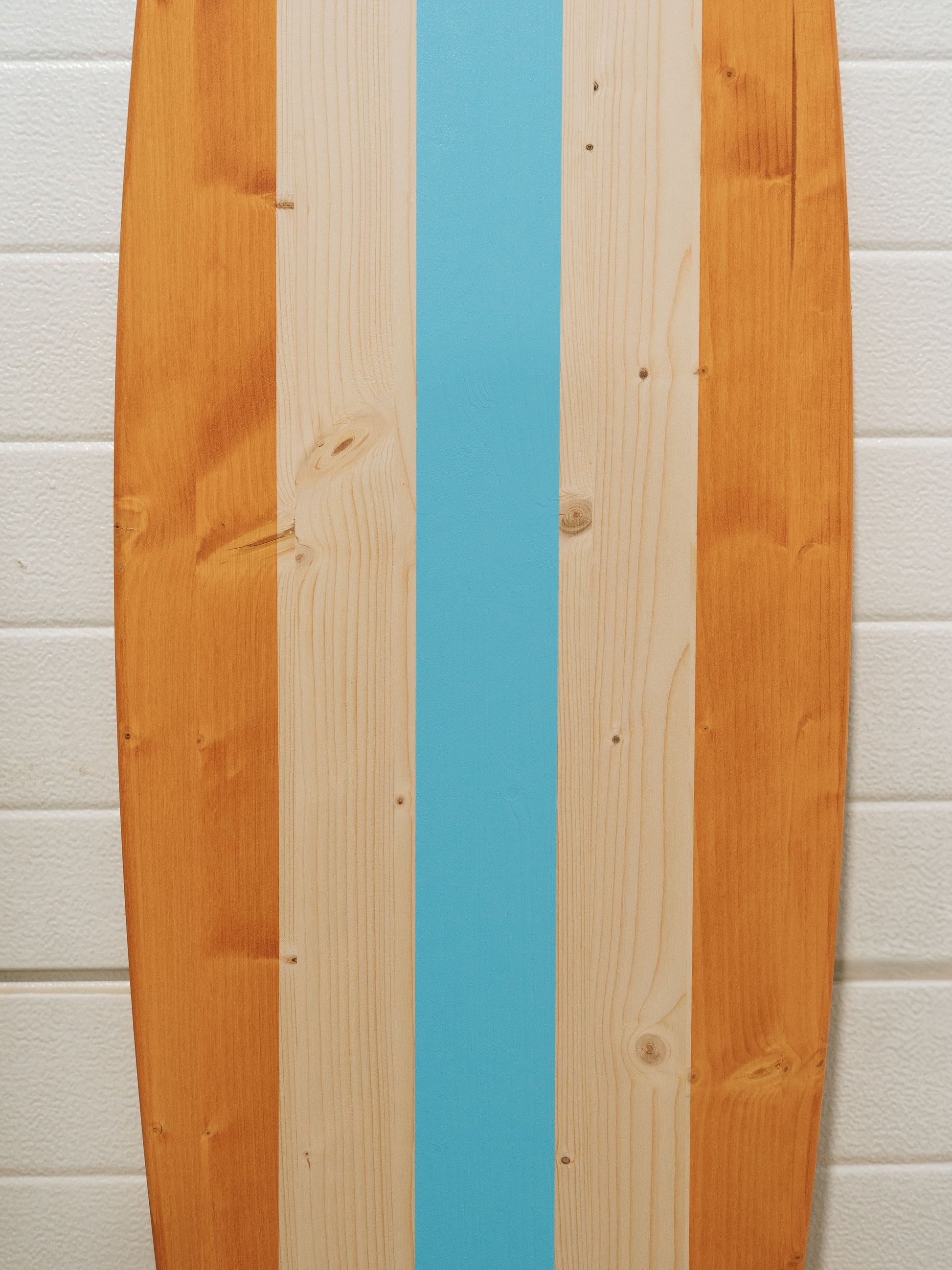Décoration murale vintage en bois en forme de planche de surf avec bande centrale personnalisable, fabriquée en bois FSC durable. Parfaite comme accent rustique pour maison de plage, décoration côtière ou cadeau unique pour surfeur. Cette grande planche décorative apporte des ambiances tropicales et un style rétro surf à un salon, une terrasse, un mariage, une cabane de plage ou un projet créatif.
