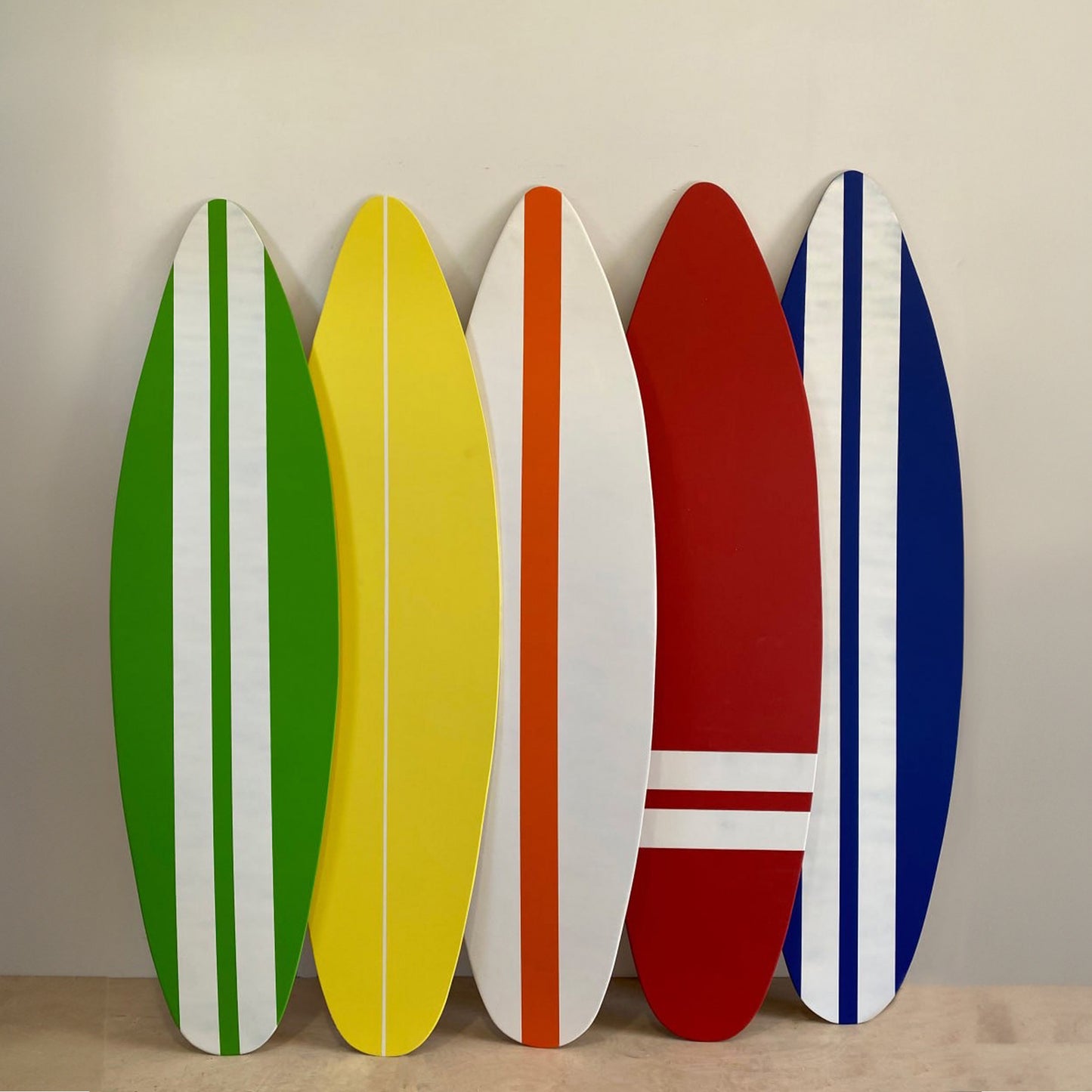 Décoration murale moderne en bois avec planche de surf