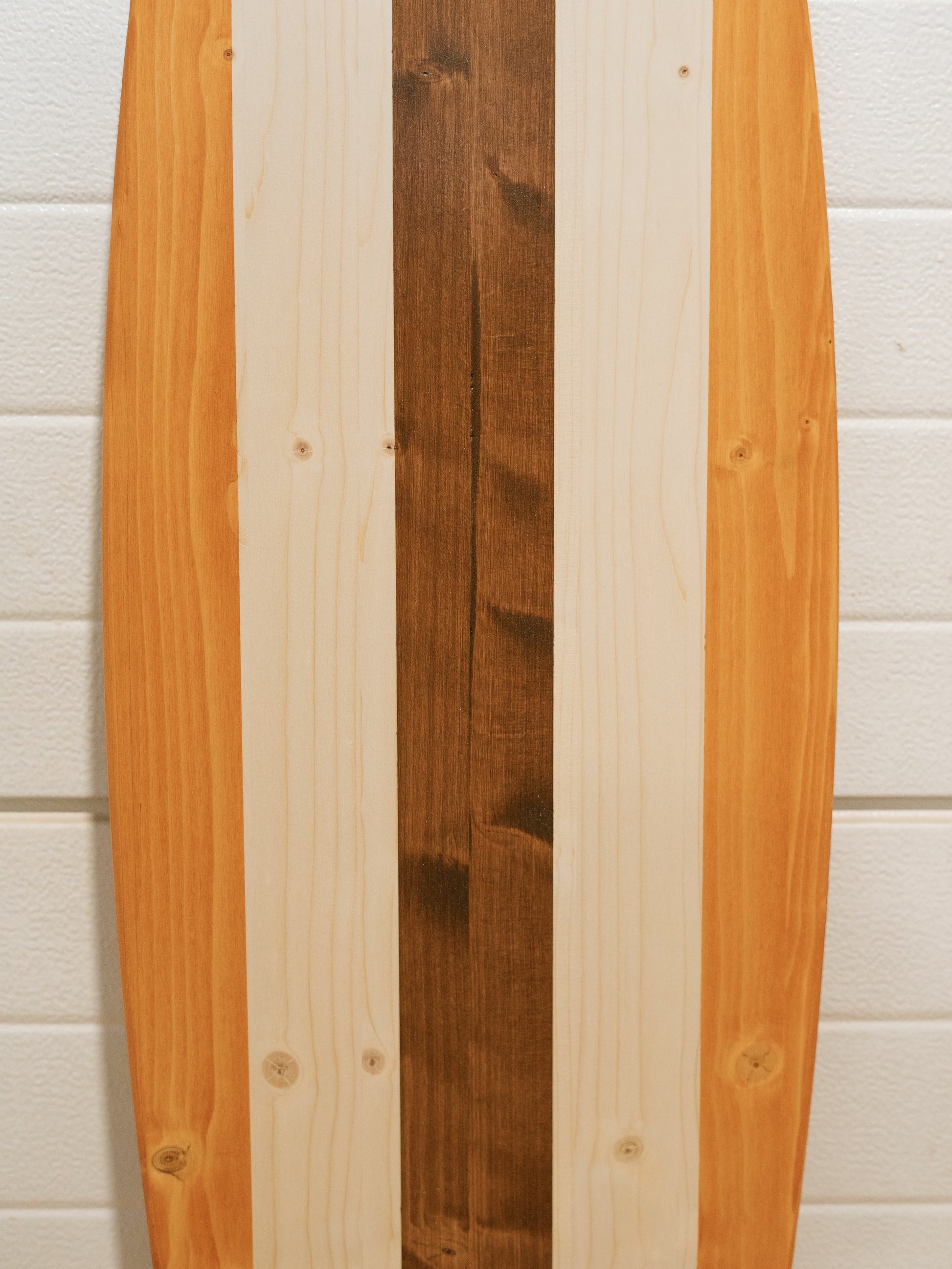 Tabla de surf decorativa vintage de madera con franja central personalizable, fabricada en madera FSC sostenible. Perfecta como acento rústico para casas de playa, decoración náutica o regalo único para surfistas. Esta gran tabla de surf decorativa aporta vibraciones tropicales y estilo retro surfero a salones, terrazas, bodas, chiringuitos de surf o proyectos de bricolaje.