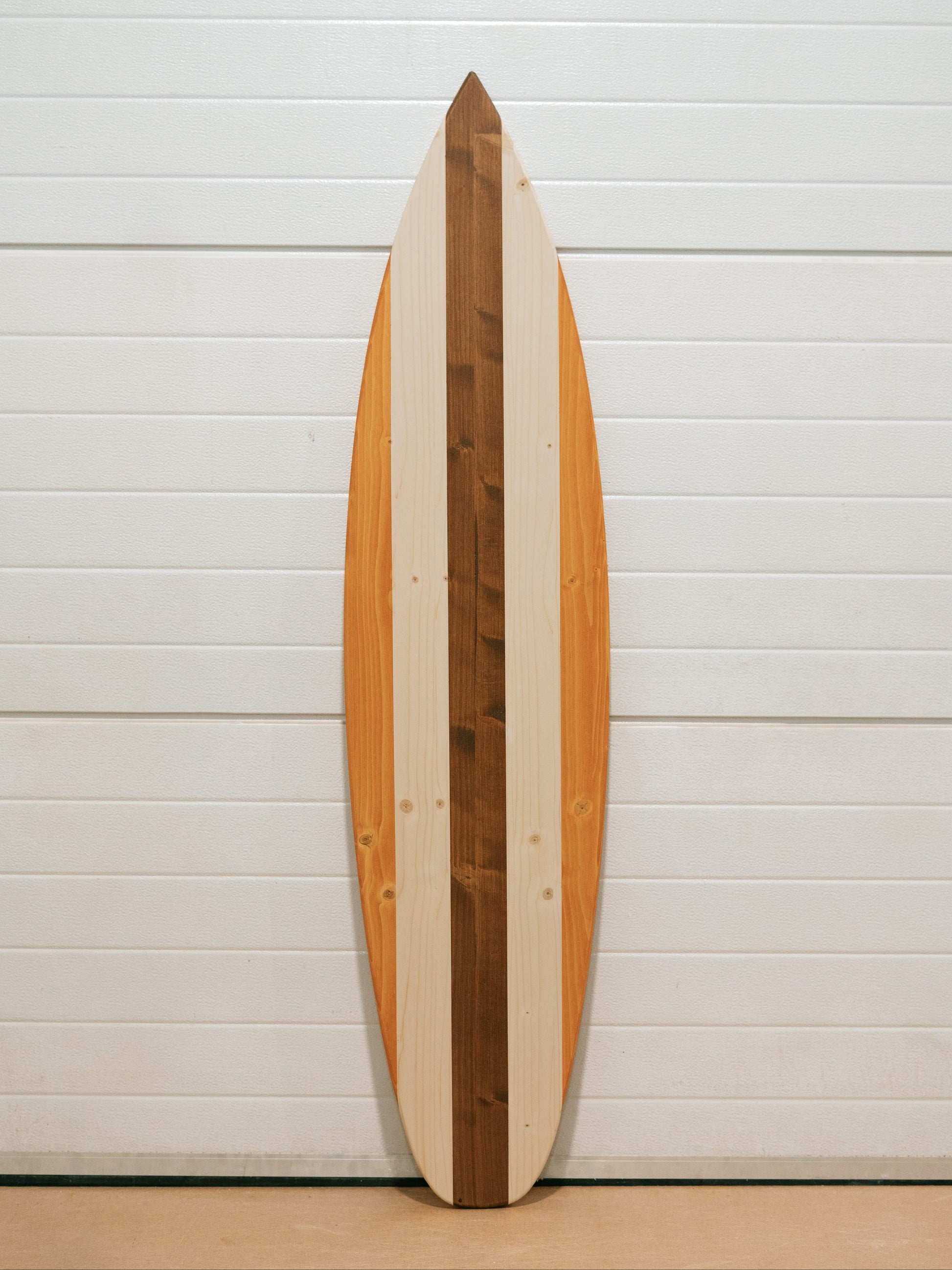 Handgemaakt houten vintage surfplank wanddecor met aanpasbare middenstreep, vervaardigd uit duurzaam FSC-dennenhout. Perfect als rustieke kustdecoratie, nautisch strandhuisaccent of uniek cadeau voor surfers. Deze grote decoratieve surfplank is ideaal voor woonkamers, terrassen, bruiloften, surfhutten of creatieve projecten en voegt tropische sfeer en retro surfstijl toe aan elke ruimte.