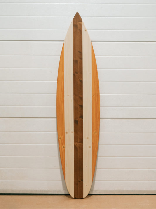 Handgemaakt houten vintage surfplank wanddecor met aanpasbare middenstreep, vervaardigd uit duurzaam FSC-dennenhout. Perfect als rustieke kustdecoratie, nautisch strandhuisaccent of uniek cadeau voor surfers. Deze grote decoratieve surfplank is ideaal voor woonkamers, terrassen, bruiloften, surfhutten of creatieve projecten en voegt tropische sfeer en retro surfstijl toe aan elke ruimte.