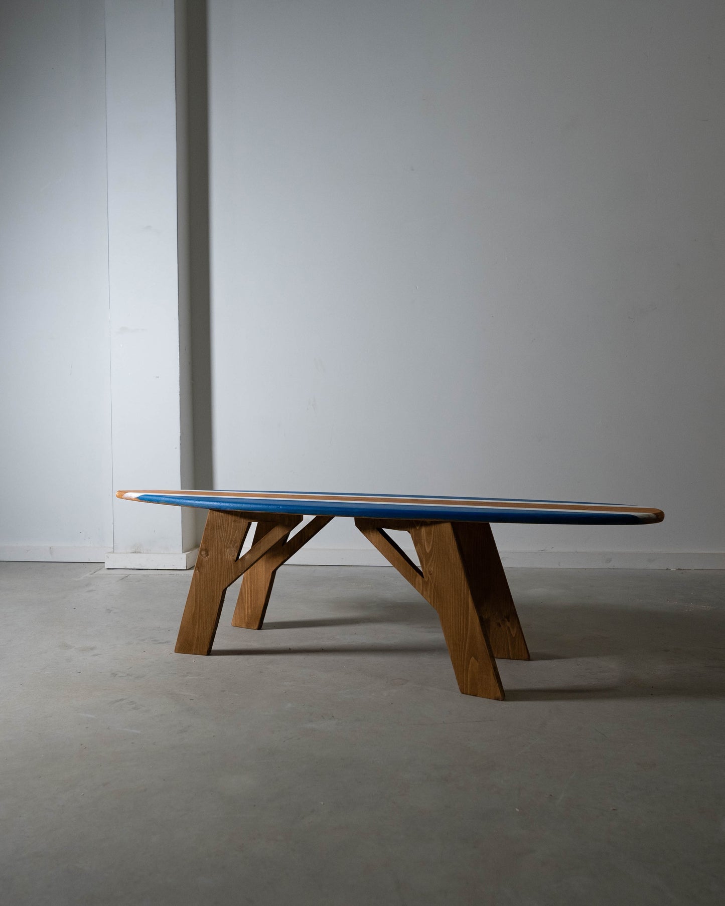 Table basse en forme de planche de surf | Mobilier de chambre côtier