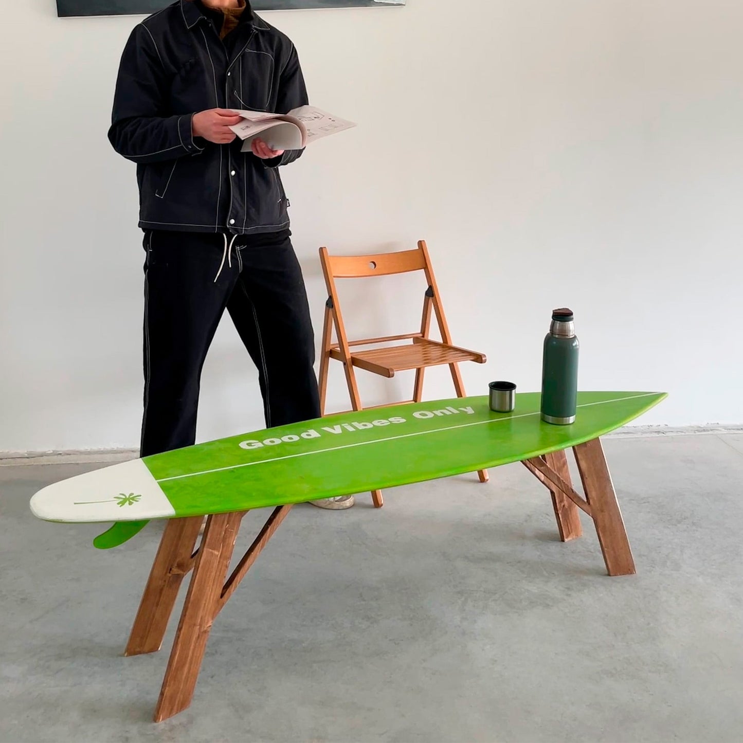 Table basse verte en forme de planche de surf pour un espace de vie dynamique