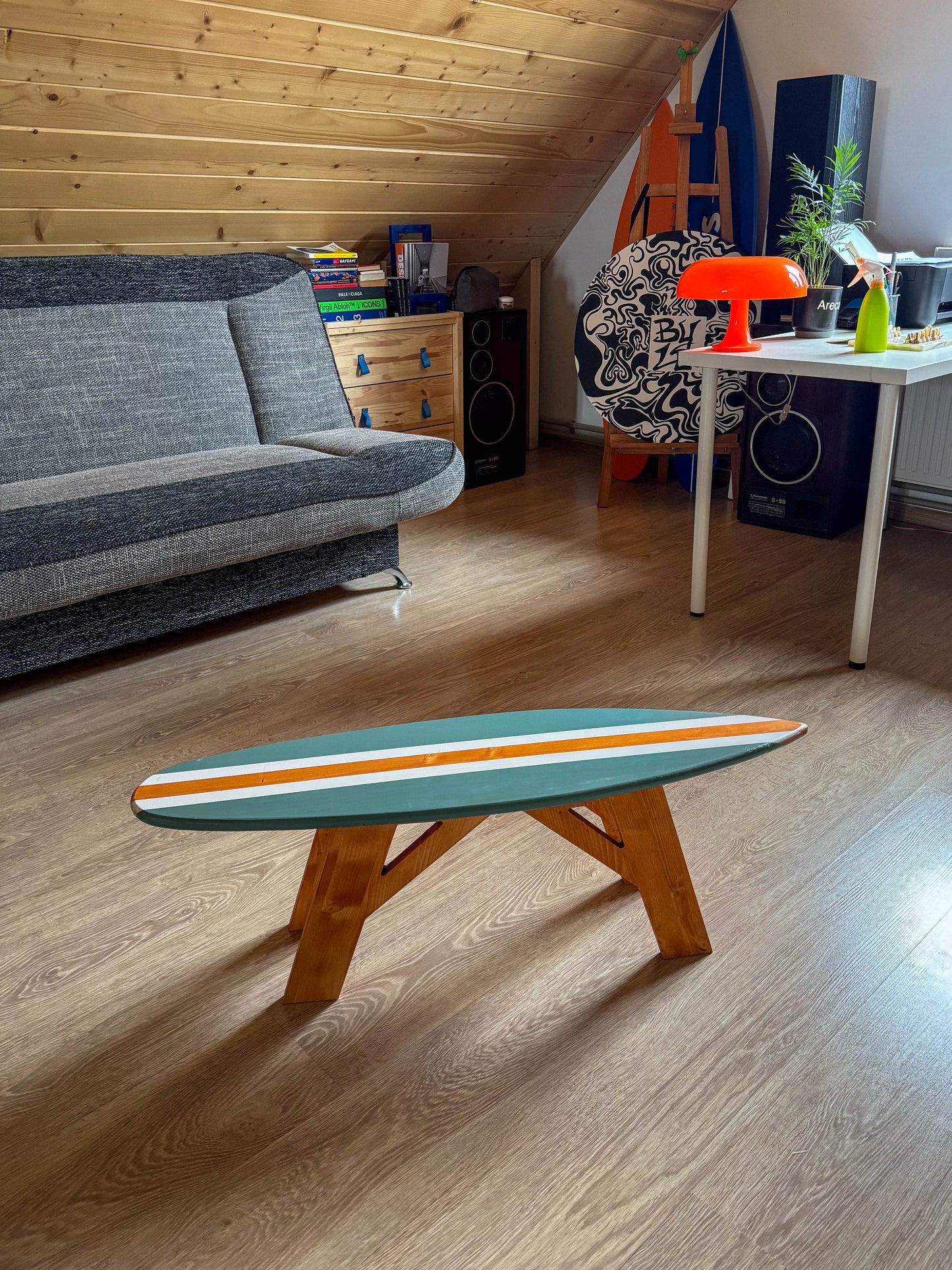 Table basse en forme de planche de surf