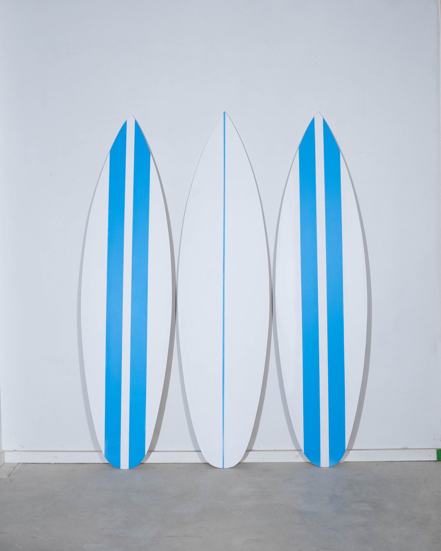 Planche de surf décorative blanche avec détails bleus