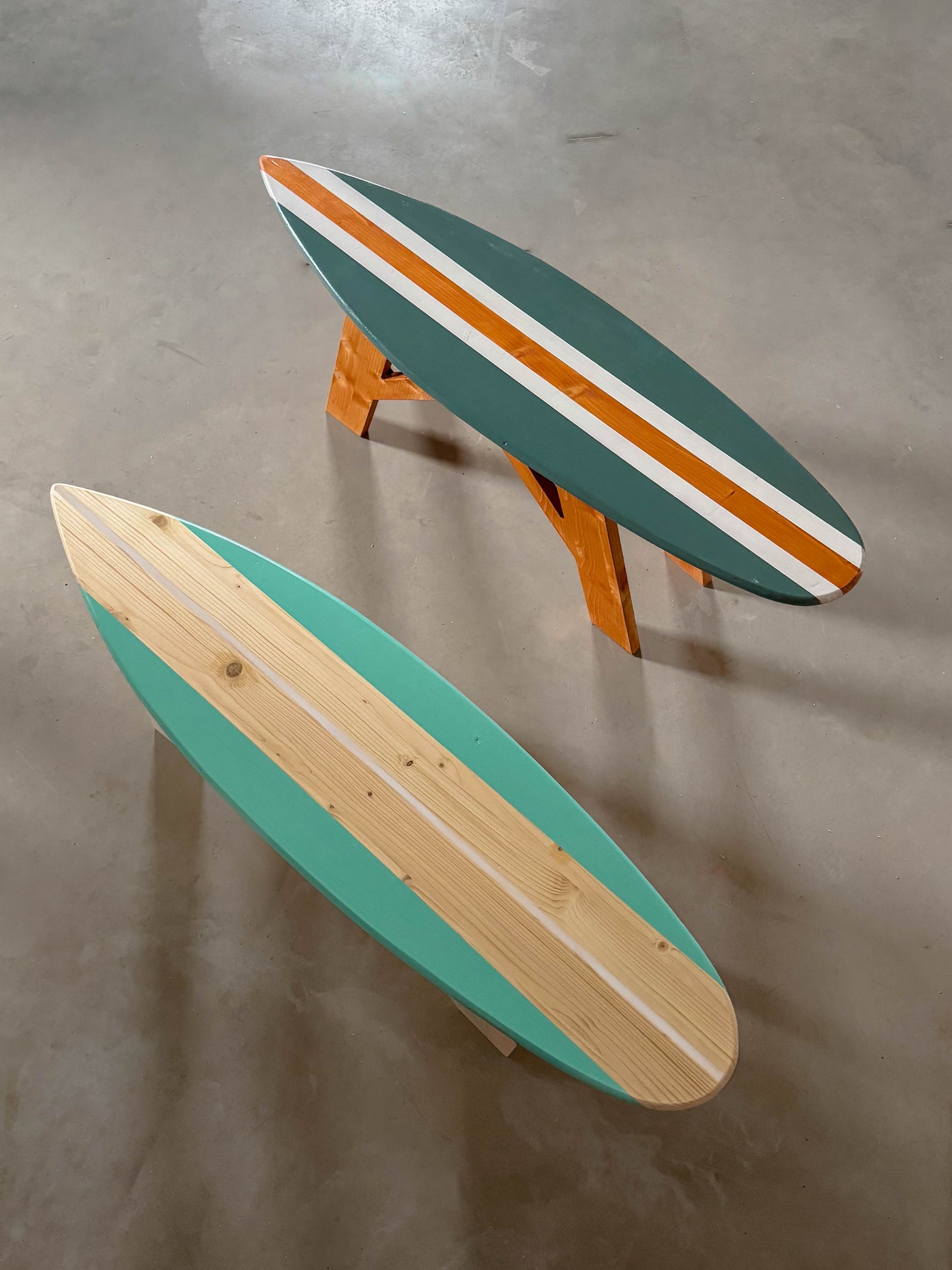 Table basse en forme de planche de surf