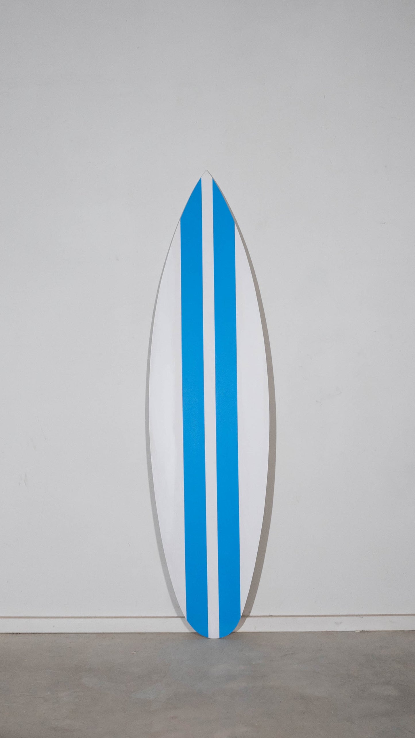 Planche de surf décorative blanche avec détails bleus