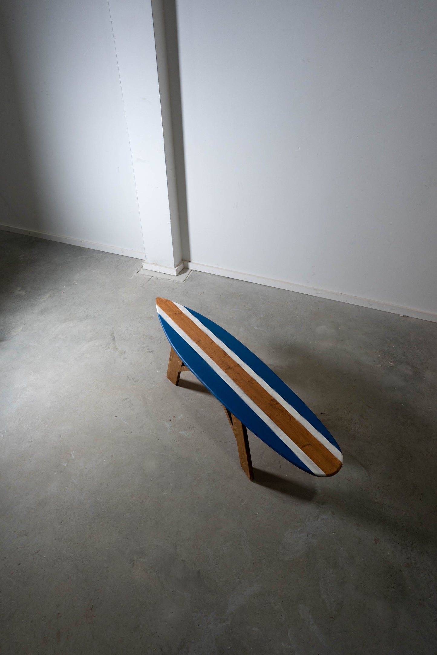 Table basse en forme de planche de surf | Mobilier de chambre côtier