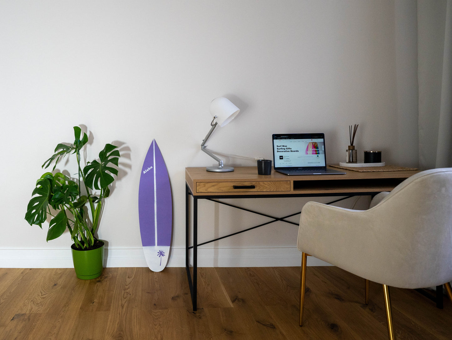 Planche de surf décorative violette en bois