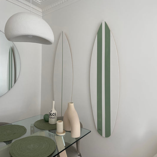 Planche de surf décorative blanche avec des accents verts