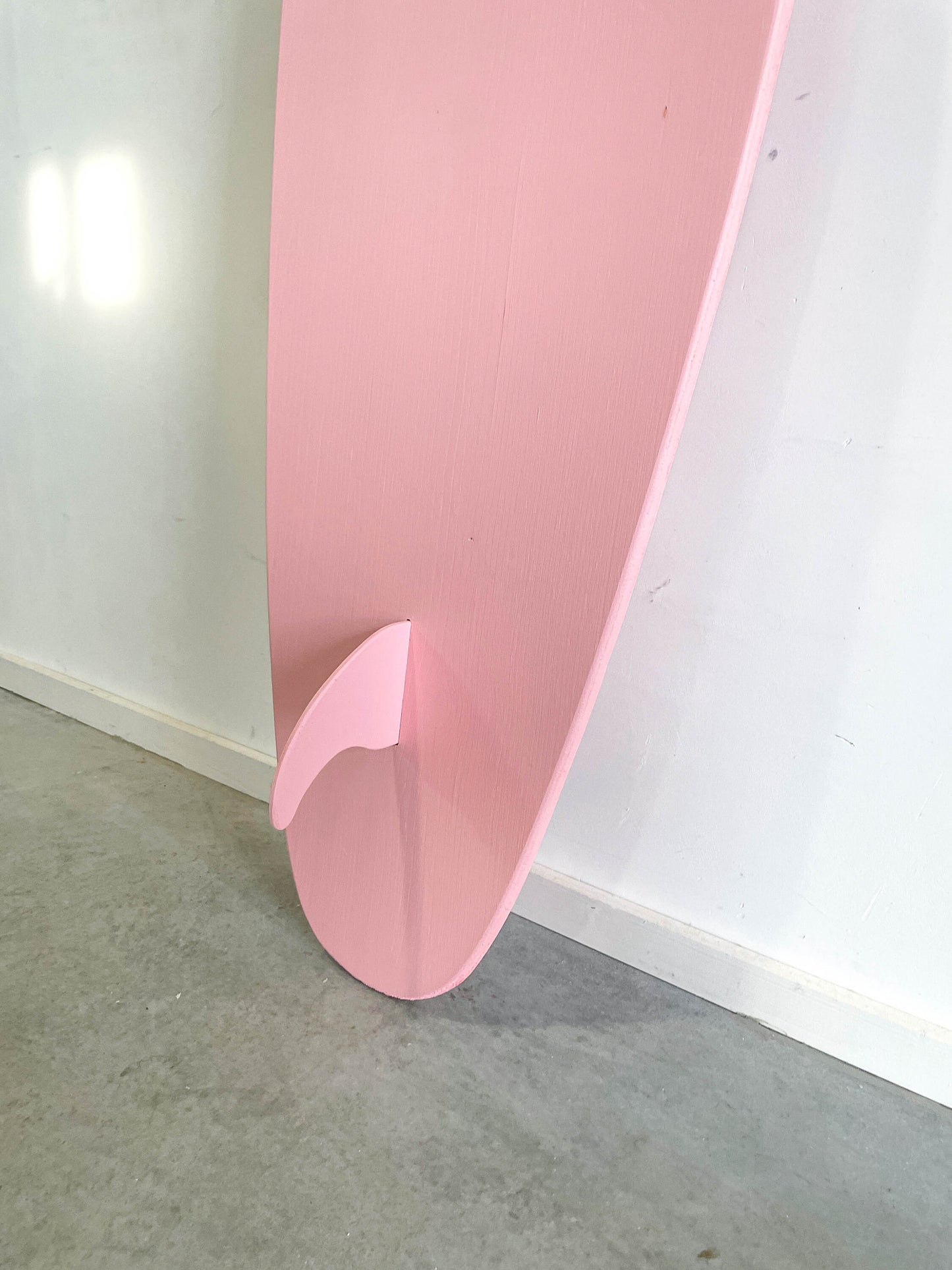 Planche de surf rose décorative en bois