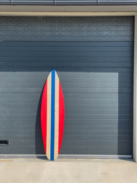 Nautical vibes: Decorative surfboard in red and blue, a maritime accent