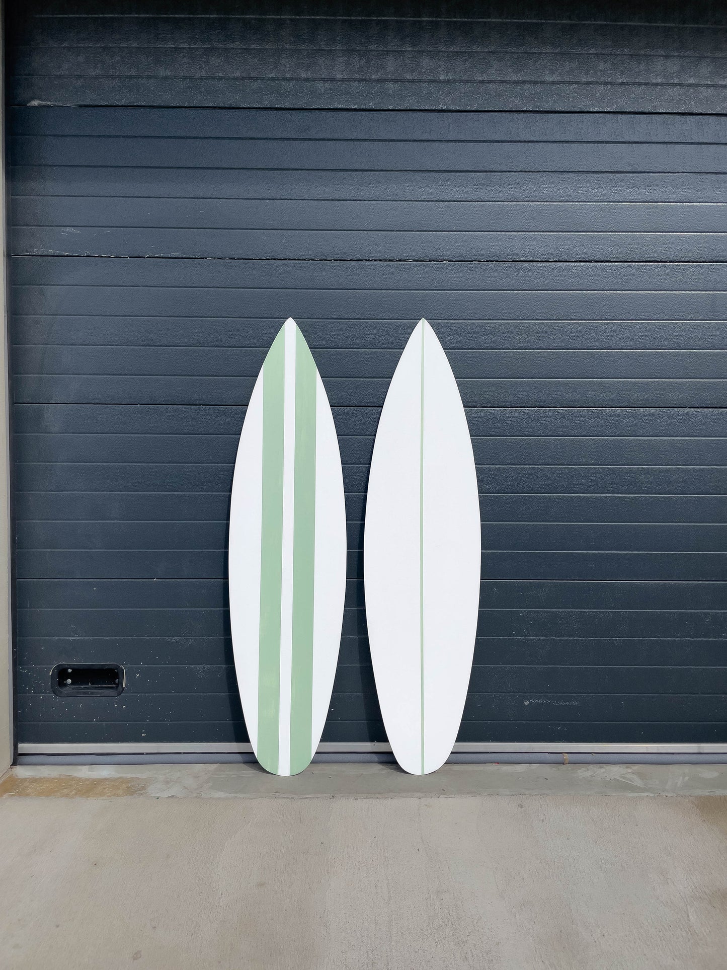 Minty freshness: White surfboards with a touch of elegance