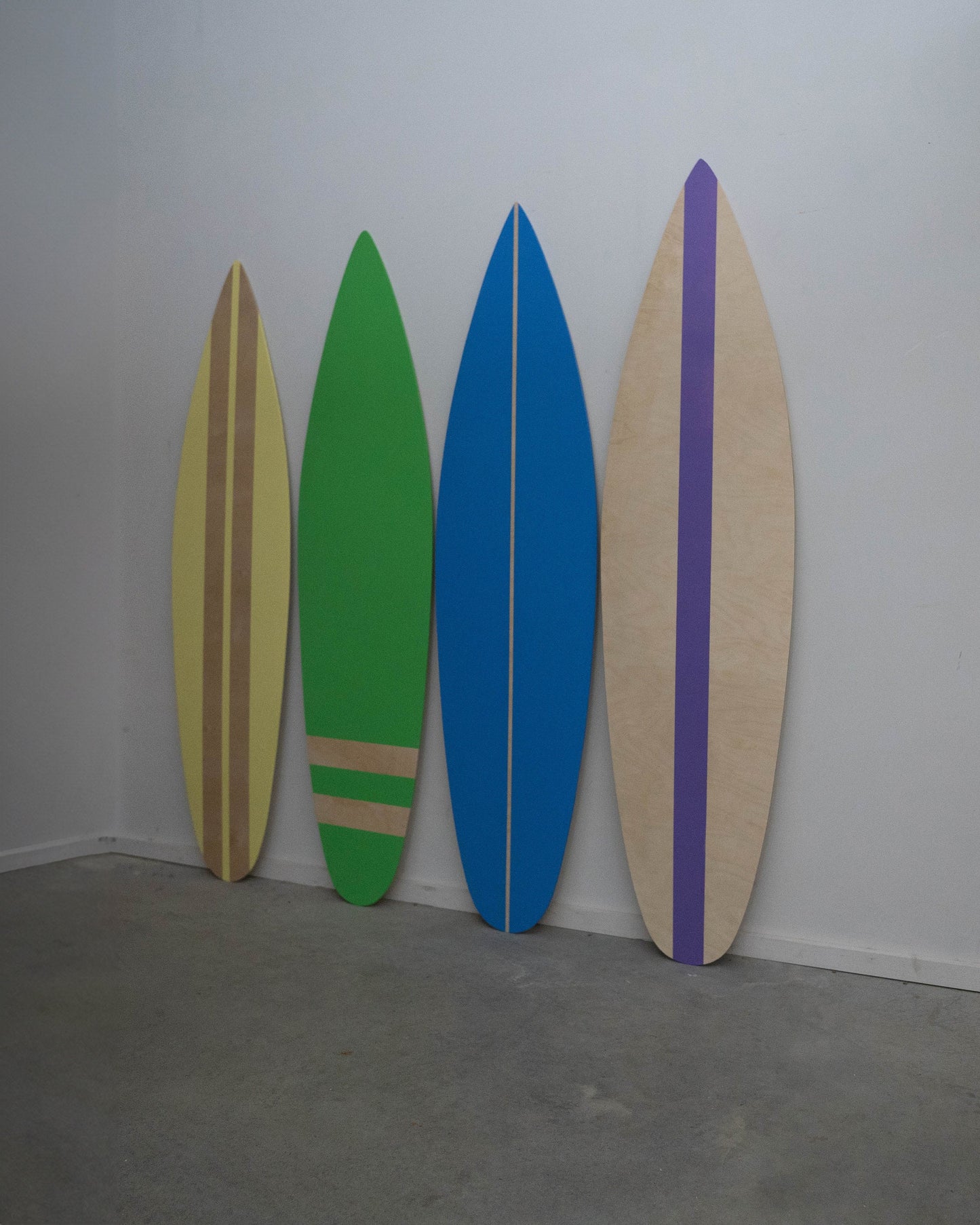 Coastal vibes in a set: Wooden surfboards for a curated look