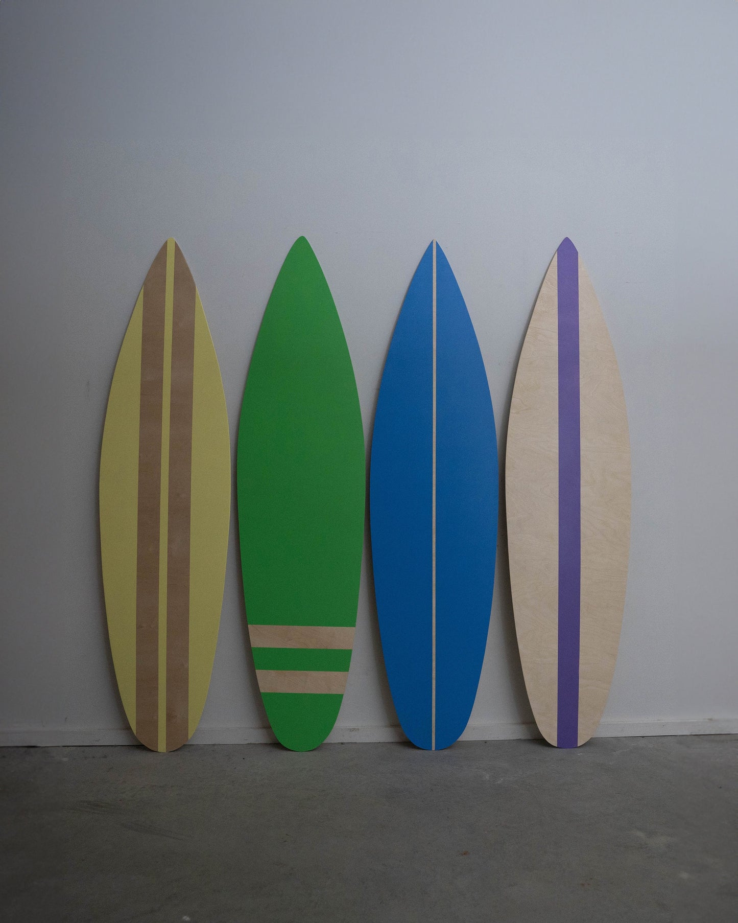 Versatile set of wooden surfboards, perfect for eclectic decor